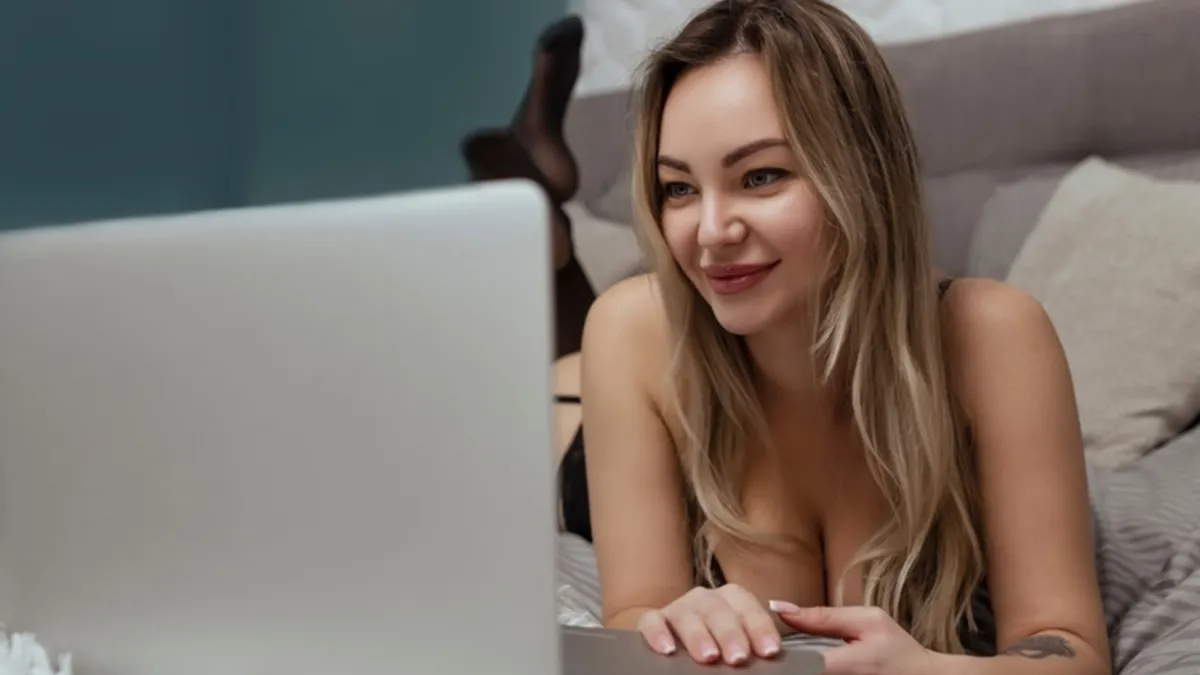 cam model infront of a laptop, how much do cam models make