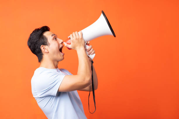 Alt: Man using a loudspeaker