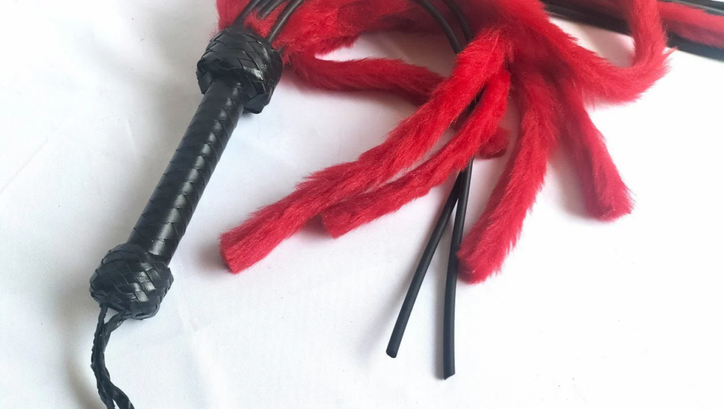 Faux fur and rubber flogger from sm-speeltjes.com