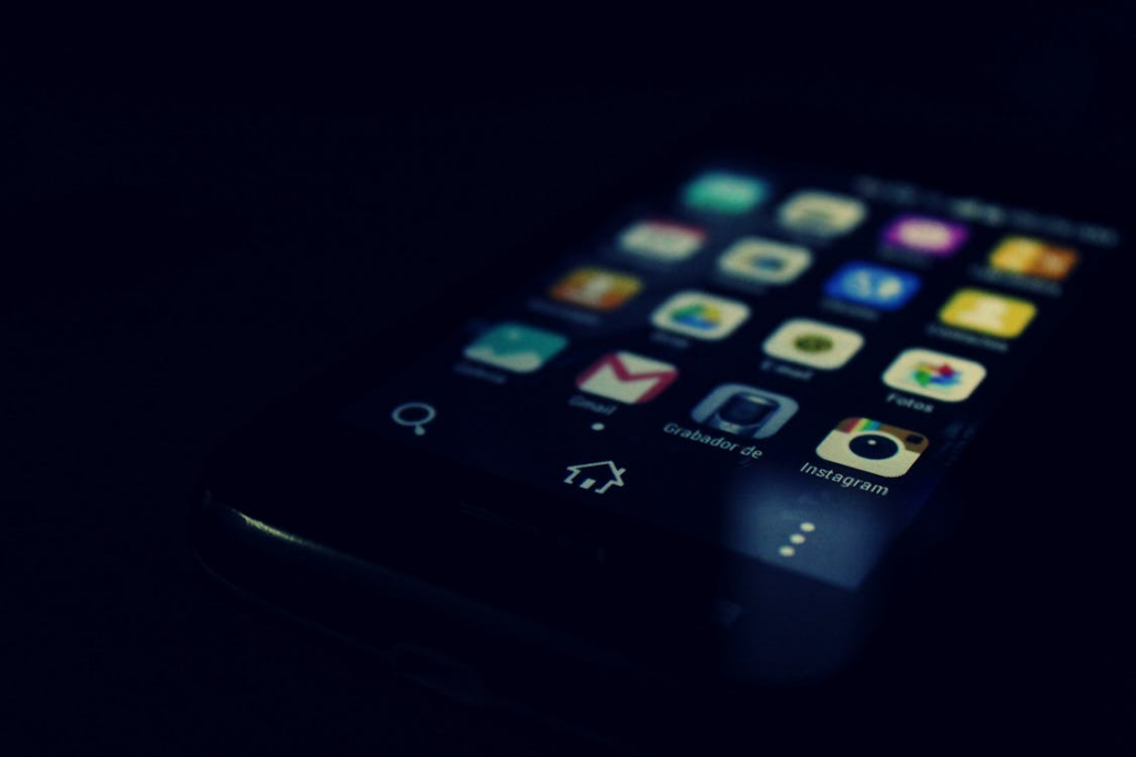 smartphone in dark room, how to snapchat sext safely
